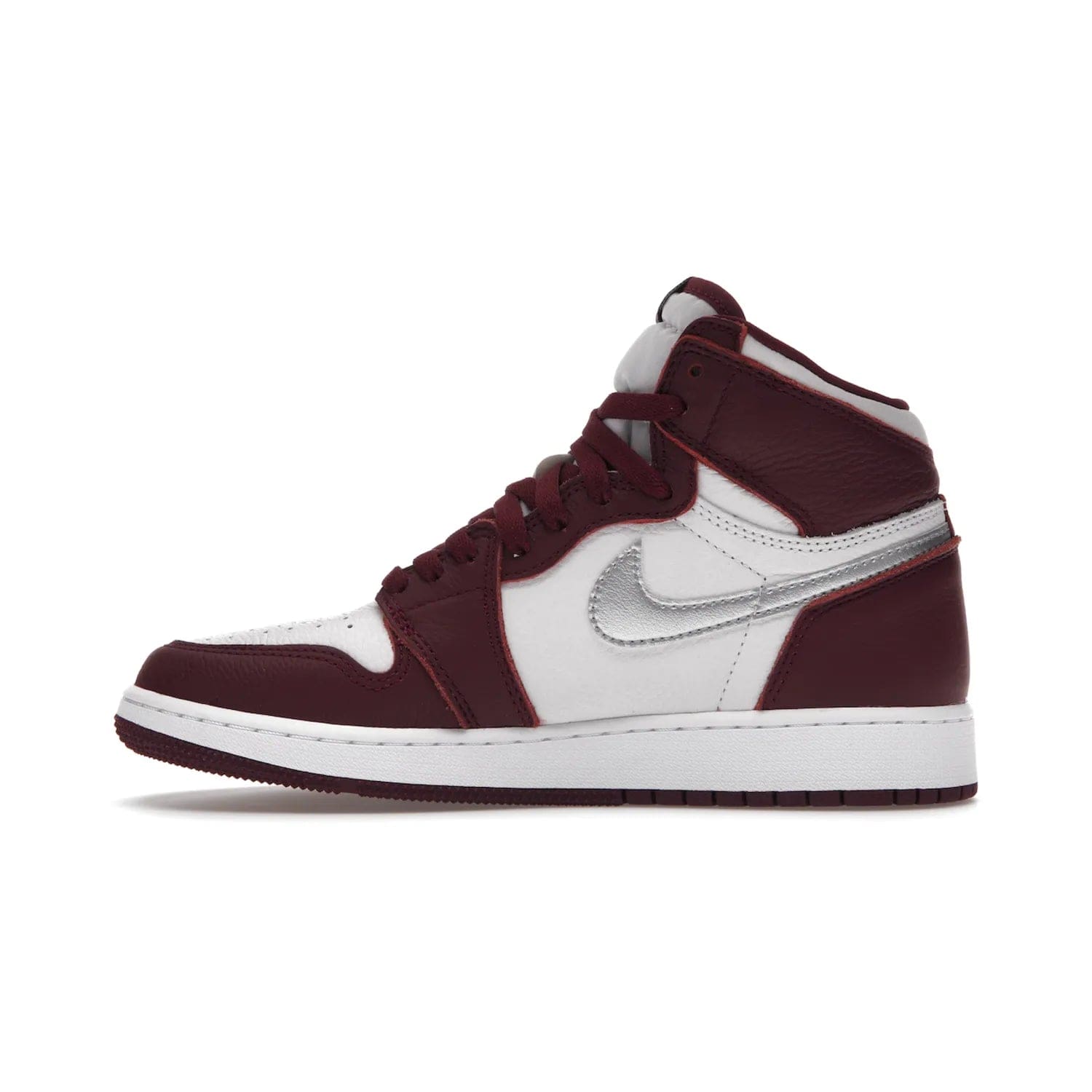 Jordan 1 Retro High OG Bordeaux (GS) - Image 19 - Only at www.BallersClubKickz.com - #
Introducing the Air Jordan 1 Retro High OG Bordeaux GS – a signature colorway part of the Jordan Brand Fall 2021 lineup. White leather upper & Bordeaux overlays, metallic silver swoosh, jeweled Air Jordan Wings logo & more. Step up your style game with this sleek fall season silhouette.